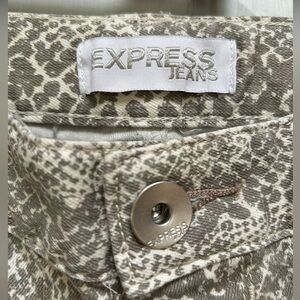 EUC Express, Stella ankle, reg fit, low rise jeans. Size 2R. Snakeskin design.